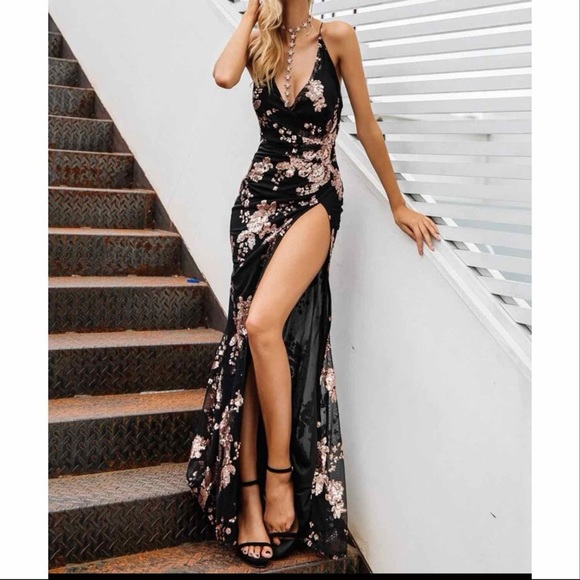 Formal Gown with split thigh, backless and sequined mesh - Picture 4 of 9